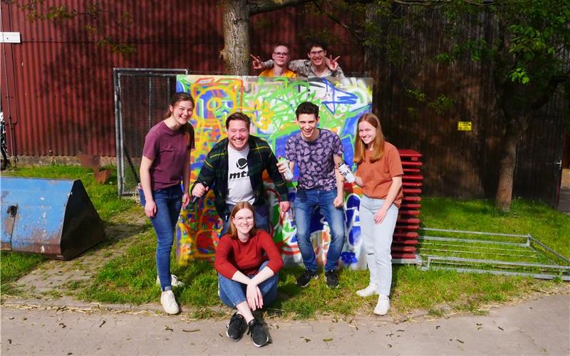 Nathan Kitch (grünes Hemd) und einige Teilnehmer des Scheurenabends vor der Graffiti-Wand. GB-Foto: Morawitzky