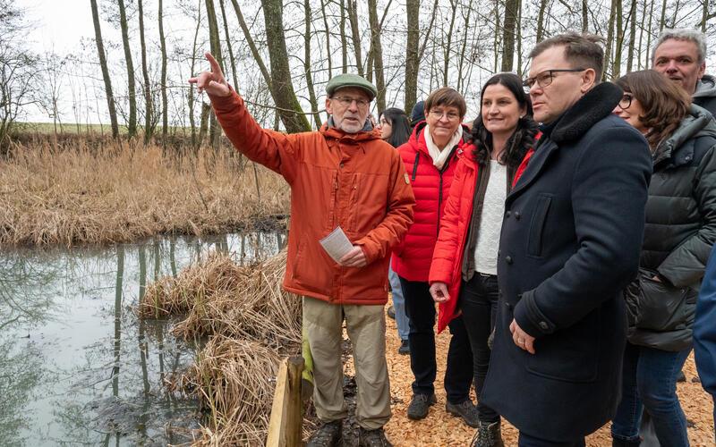 Naturschützer Wolfgang Herrling (links) erläutert Umweltminister Carsten Schneider (rechts neben Bundestagsabgeordneter Saskia Esken und Daniela Steinrode) den Lebensraum des Vollmaringer Weihers.GB-Foto: Vecsey