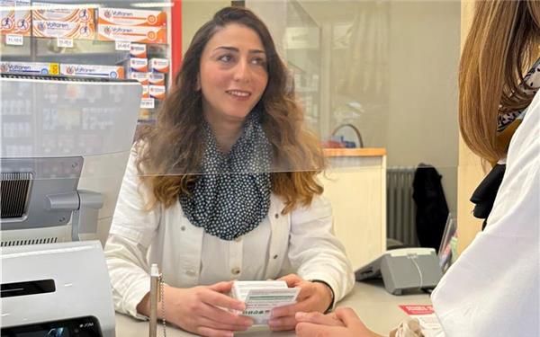 Nazdar Hajem arbeitet in der Paracelsus-Apotheke in Böblingen. GB-Foto: gb