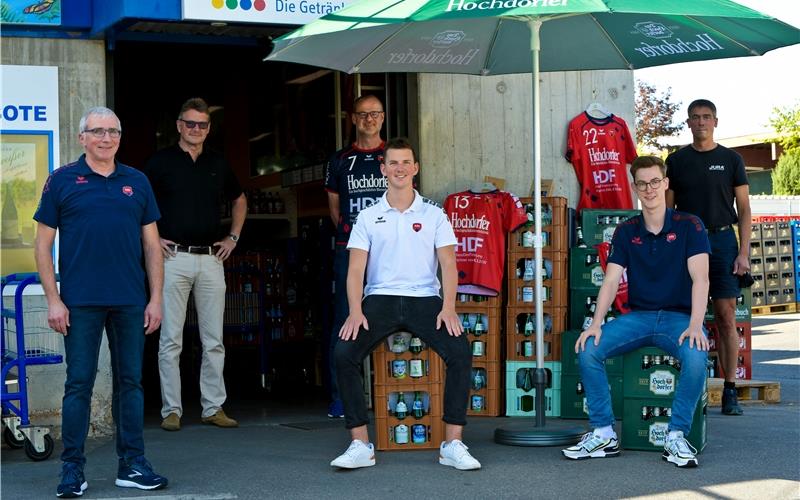 SG-Pils wartet auf seine Fans Neben Geschäftsführer Eberhard Haizmann (Zweiter von links) stellten sich Herbert Bökle (Vorstandsmitglied SG H2Ku), Jan Rhotert (Vorstandsprecher SG H2Ku), Jannik Bökle (Gestalter SG-Etikett), Alexander Zürn (Crowdfunding-Initiator und Rechtsaußen SG H2Ku) und Peter Holz (Geschäftsführer Getränke Holz zum Pressetermin (von links)