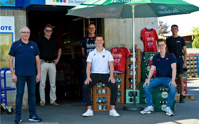 Neben Geschäftsführer Eberhard Haizmann (Zweiter von links) stellten sich Herbert Bökle (Vorstandsmitglied SG H2Ku), Jan Rhotert (Vorstandsprecher SG H2Ku), Jannik Bökle (Gestalter SG-Etikett), Alexander Zürn (Crowdfunding-Initiator und Rechtsaußen SG H2Ku) und Peter Holz (Geschäftsführer Getränke Holz zum Pressetermin (von links)