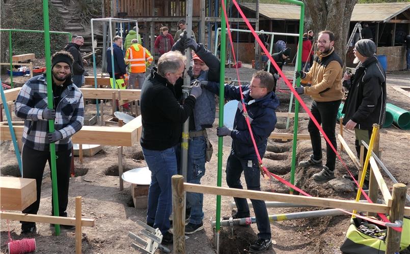 Neben engagierten Ammerbucher Eltern packten auch Beschäftigte der Firma Daimler beim Spielplatz „Kundensteigle“ in Entringen tatkräftig mit an. GB-Foto: Gokeler