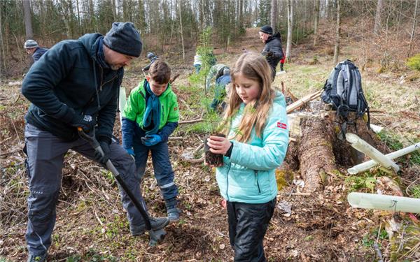 Neben vielen anderen packt auch Familie Helbling tatkräftig mit an. GB-Foto: Vecsey