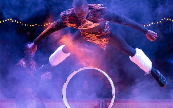 Nervenkitzel im Weihnachtszirkus: Die Artisten geben alles.GB-Foto: Vecsey