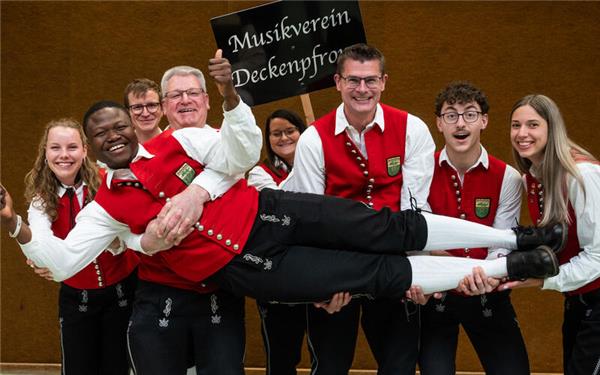 Nestor Azinmagba ist im Musikverein Deckenpfronn herzlich aufgenommen worden. GB-Foto: Schmidt