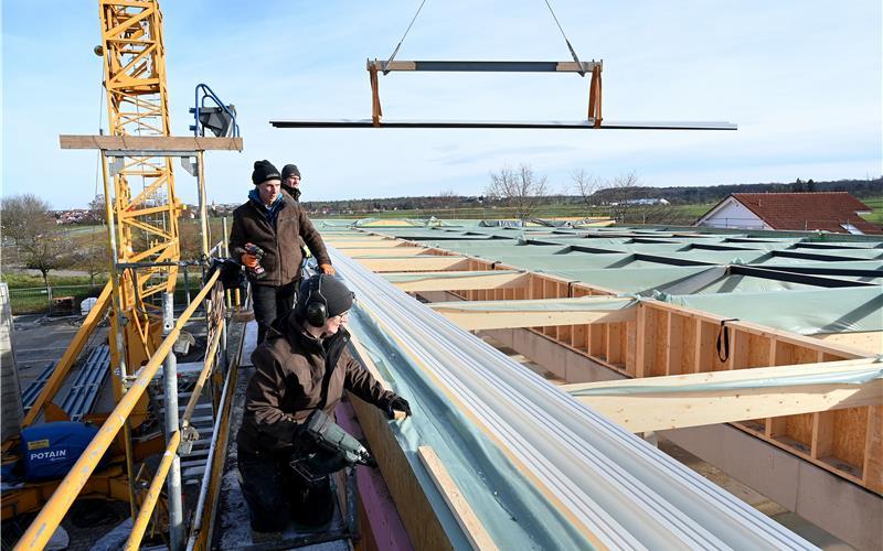 Neubau des Netto-Markts in Hildrizhausen: Die Handwerker trotzen der Witterung.GB-Foto: Holom