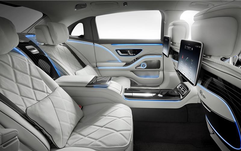 Komfortable Liegefläche im Fond Neue Mercedes-Maybach S-Klasse: Fokus liegt auf dem komfortablen Fond