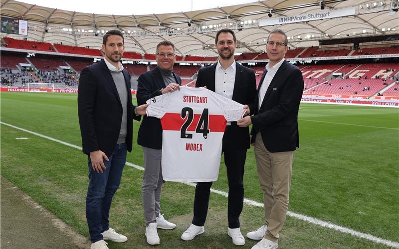 Der VfB Stuttgart ist jetzt auch Partner Neue Partnerschaft (von links): Christian Ruf (Direktor Digital und Innovation, VfB Stuttgart) sowie Heiko Raiber (Geschäftsführer) und Eugen Tumanski (Head of Sales) von Mobex sowie Markus Erdmann (Direktor B2B, VfB Stuttgart).GB-Foto: Mobex