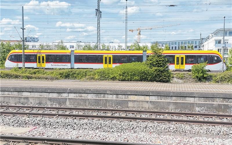 Neuer Triebwagen der Schönbuchbahn am Bahnhof Böblingen. GB-Foto: gb
