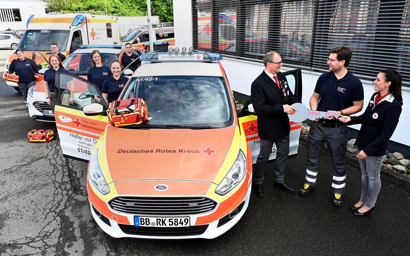Neues Helfer-vor-Ort-Konzept beim DRK-Ortsverein Herrenberg: Den symbolischen Schlüssel übergeben Edgar Ziegler (Vorsitzender, links vorne) und Carina Altstetter (Stellvertreterin) an Nils Rubehn, der federführend mit der Entwicklung des neuen Konzepts betraut war. GB-Foto: Holom