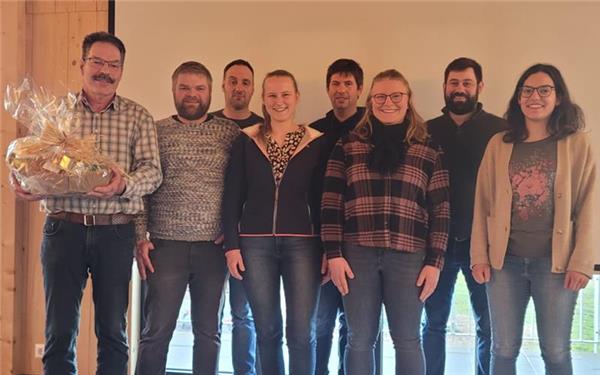 Neues Vorstandsteam mit dem scheidenden Wilhelm Haag: Markus Werner, Matthias Gall, Jenny Herrmann, Thomas Haug, Stefanie Eitelbuß, Frieder Josenhans und Deborah Haag (von links).GB-Foto