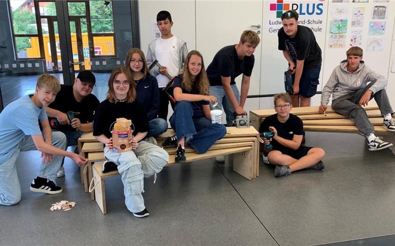 Neuntklässler stellen 40 neue Bänke für die Grundschule her