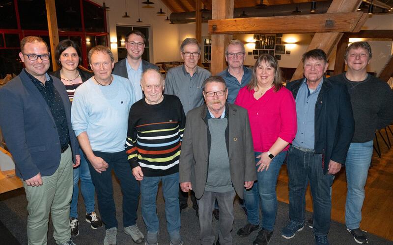 Neuwahlen und Ehrungen beim Musikverein Bondorf (von links): Tobias Klein (bisher Vorsitzender), Franziska Hezel (zweite Vorsitzende), Jürgen Lehre (20 Jahre), Fabian Fischer (neuer Vorsitzender), Helmut Zatti (30 Jahre), Adolf Mast (60 Jahre), Helmut Schmollinger (50 Jahre), Wolfgang Bruckner (30 Jahre), Carmen Puma (20 Jahre), Helmut Kußmaul (60 Jahre) und Gunter Gauß (30 Jahre).GB-Foto: Vecsey