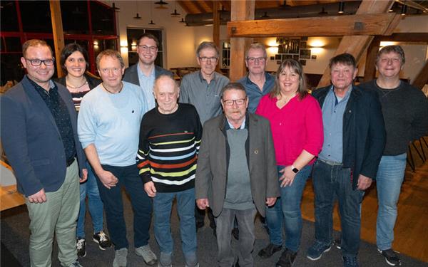 Neuwahlen und Ehrungen beim Musikverein Bondorf (von links): Tobias Klein (bisher Vorsitzender), Franziska Hezel (zweite Vorsitzende), Jürgen Lehre (20 Jahre), Fabian Fischer (neuer Vorsitzender), Helmut Zatti (30 Jahre), Adolf Mast (60 Jahre), Helmut Schmollinger (50 Jahre), Wolfgang Bruckner (30 Jahre), Carmen Puma (20 Jahre), Helmut Kußmaul (60 Jahre) und Gunter Gauß (30 Jahre).GB-Foto: Vecsey