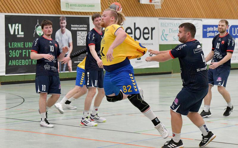 Nicht aufzuhalten: Hier tankt sich Sven Schneider von der SG AmmerGäu (am Ball) zu einem Abschluss durch. GB-Foto: Holom