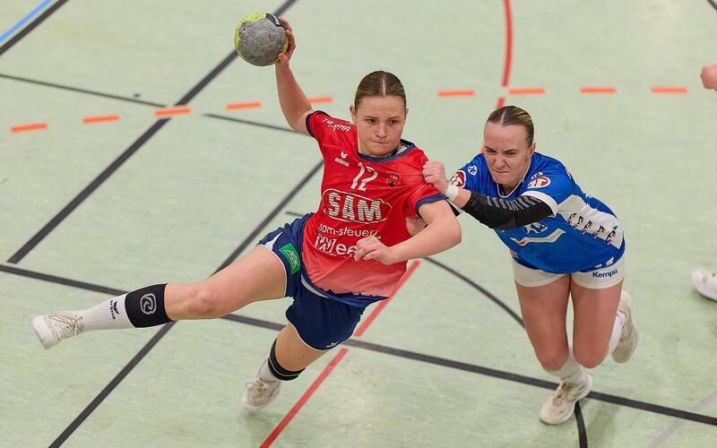 Nicht aufzuhalten: Sina Venth (links) zieht an Carmen Siller (SG Herbrechtingen-Bolheim) vorbei. GB-Foto: Eibner/Oelze-de Stoppany
