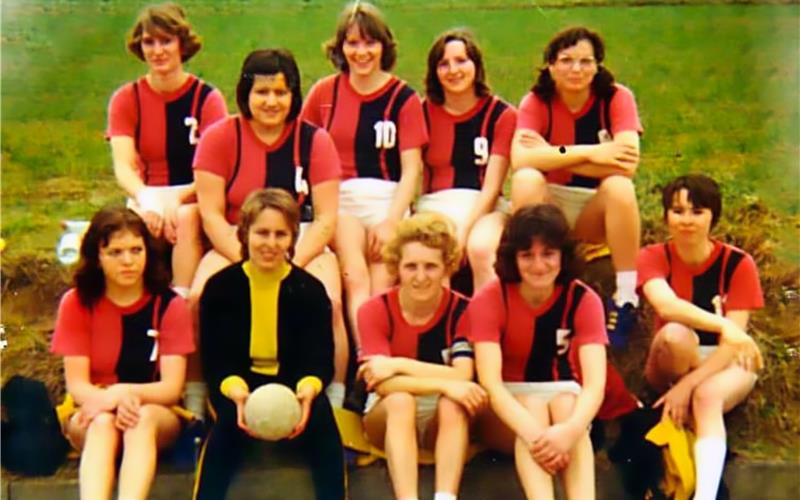 Nicht die komplett erste Mannschaft, aber das so ziemlich älteste Foto der ersten Frauenmannschaft (von links, hintere Reihe): Annemarie Rott, Christa Lahr, Ursula Hörmann, Lizzi Friedrich, Gertrud Lohrer sowie (vordere Reihe): Erika Böhme, Friedel Eisseler, Nelly Schäfer, Anne Kienzle, Gertraude Olderdissen. GB-Fotos (Archiv): TV Haslach