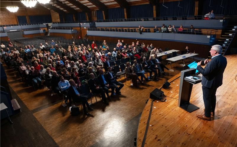 Nicht einmal halb gefüllt war die Stadthalle, als Klinikverbund-Geschäftsführer Alexander Schmidtke das neue Konzept erläuterte.