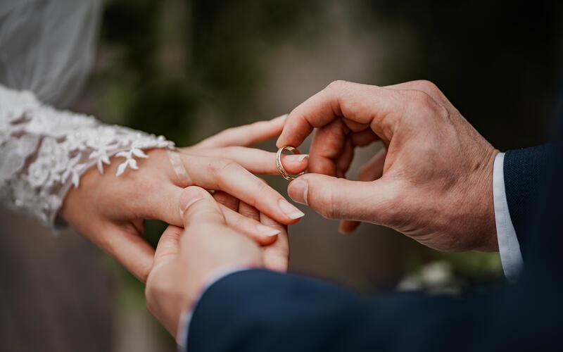 Nicht führt ein Hochzeitsversprechen vor dem Traualter – manchmnal endet es vor Gericht.GB-Symbolfoto: Eliška/stock.adobe.com