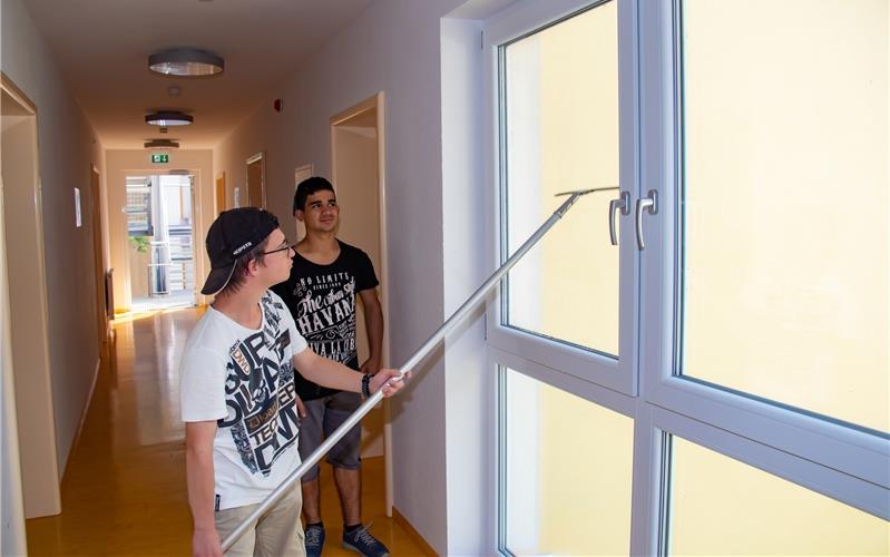„Nicht komplex, aber einehandwerkliche Aufgaben-stellung“:Fröbel-Schüler putzen Fenster GB-Foto: Geisel