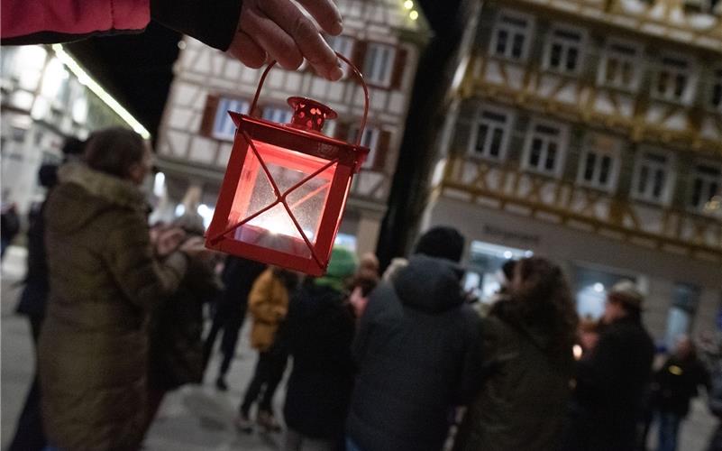 Beamte werden von Teilnehmern in Herrenberg bedrängt