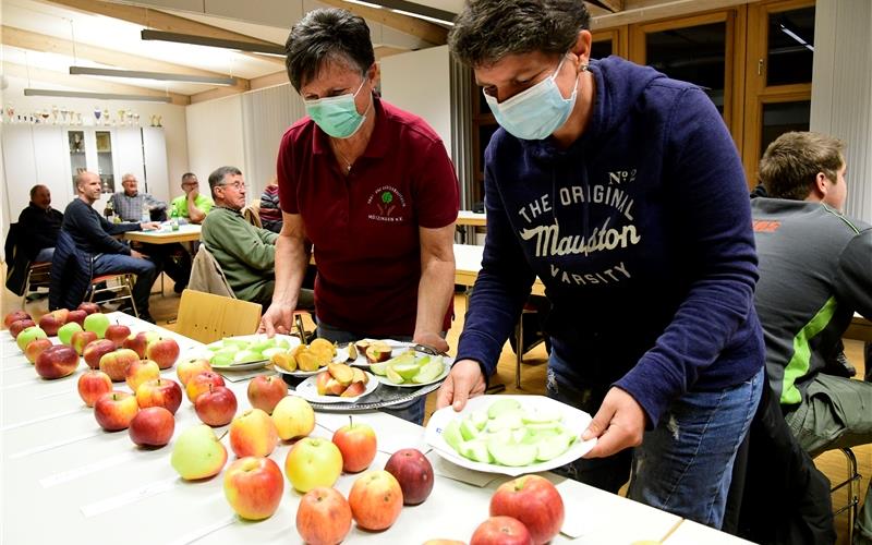 Nicht nur angucken, sondern auch probieren war bei der Apfelverkostung im Feuerwehrhaus möglich GB-Foto: Holom