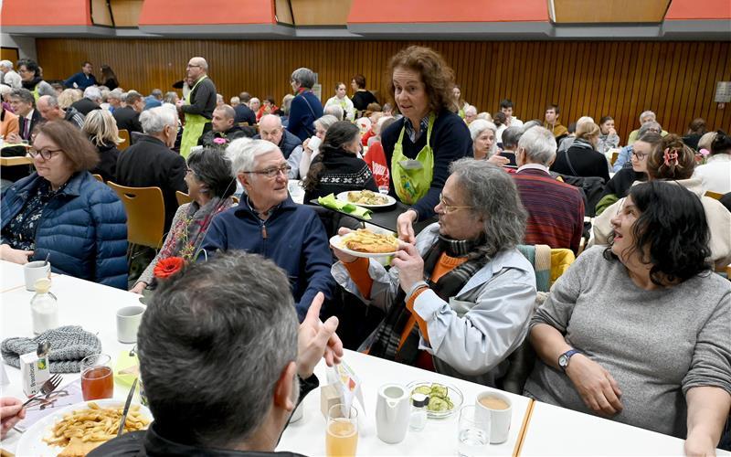 Nicht nur das Essen wärmt bei der Vesperkirche, sondern auch das Miteinander der Gemeinschaft. So kommt zur körperlichen auch die geistige Stärkung. GB-Foto: Holom