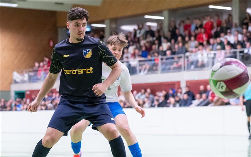 Nicht nur das Finale zwischen dem TSV Ehningen (dunkelblau) und der SG Altingen/Entringen fand in der Herrenberger Längenholzhalle vor prall gefüllten Zuschauerrängen statt. GB-Foto: Vecsey