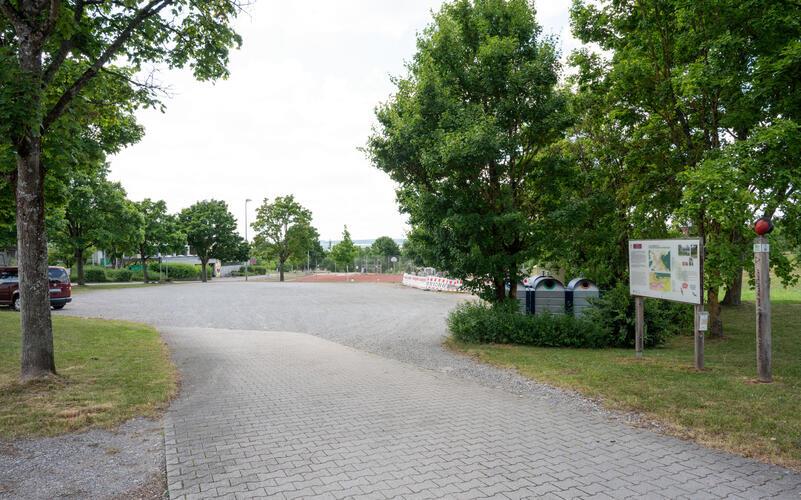 Nicht nur der Schotterplatz wird der neuen Grundschule weichen, sondern auch die Altglascontainer. GB-Foto (Archiv): Vecsey