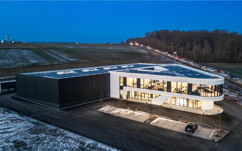 Nicht nur eine klassische Handwerkerhalle wollten die Brenners im ING-Park errichten, sondern einen architektonischen Blickfang – innen wie außen. GB-Foto