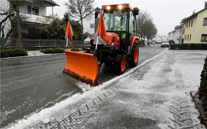 Nicht nur in Herrenberg, sondern in der kompletten Region ist der Winterdienst bei Minusgraden und Schneefall stark gefordert. Auf diesem Bild ist der Räumdienst in Nebringen im Einsatz. GB-Foto: Holom