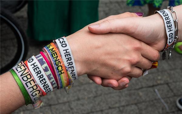 Nicht nur so manches Handgelenk, auch „Herrenberg bleibt bunt“ (gesehen in Herrenberg) GB-Foto: Schmidt