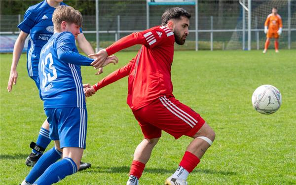 Nicht zu halten: Kuppingens Ben Seidel (links) versucht Melih Erborazan zu stoppen. GB-Foto: Vecsey