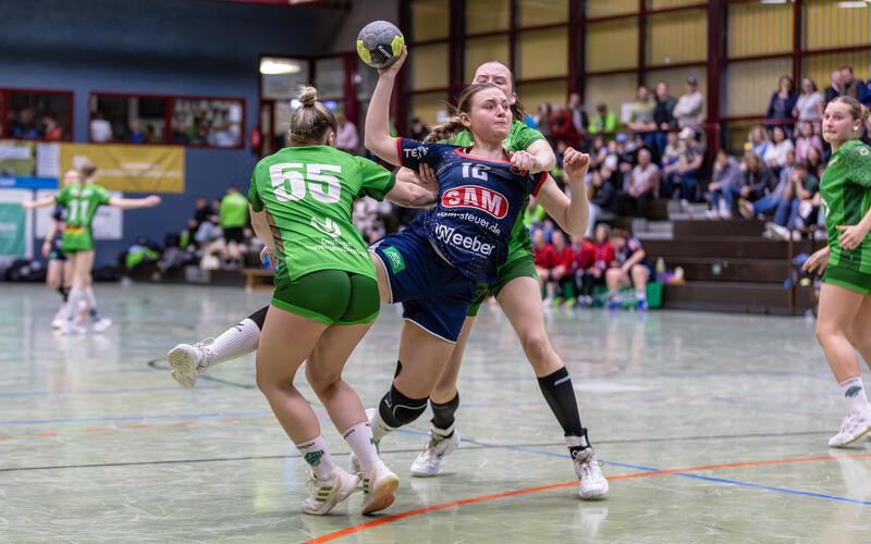 Nicht zu stoppen: Herrenbergs Sina Venth (am Ball) setzt sich durch. GB-Foto: Eibner/Pless