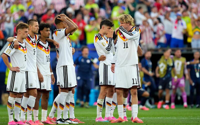 Nick Woltemade (rechts) und seine Teamgefährten blicken im Elfmeterschießen gegen Paraguay wenig zuversichtlich drein. GB-Foto: Eibner/Scott Coleman