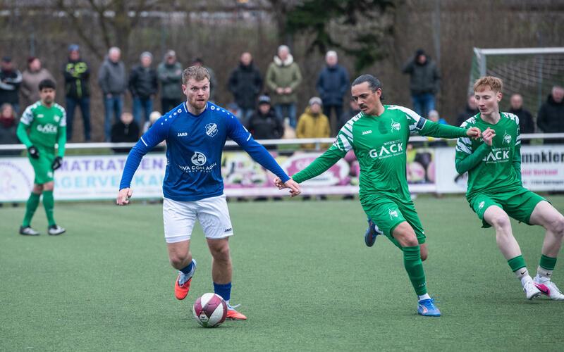 Nico Krägeloh (links) war an der 2:0-Führung des SVR maßgeblich beteiligt, rechts Sven Schlayer und Colin Kugel. GB-Foto: Schmidt