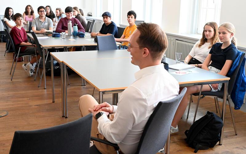 Nico Reith (vorne) schilderte den Achtklässlern des AGH das Aufgabenspektrum eines Oberbürgermeisters – und beantwortete auch persönliche Fragen. GB-Foto: Holom