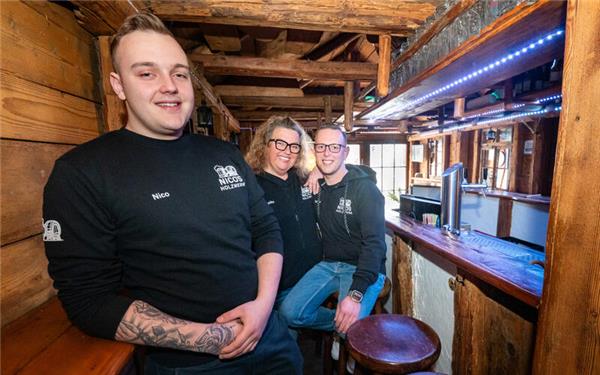 Nico Wiese (links) führt die Kneipe, unterstützt von seinen Eltern. GB-Foto: Vecsey