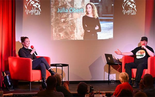 Night Talk im Theaterkeller Ehningen: Hier spricht Sopranistin Julia Obert mit Moderator Steffen Volkmer über ihre Karriere als Opern- und Konzertsängerin. GB-Foto: Holom