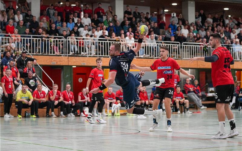 Nik Wittke tankt sich durch: Die SG H2Ku Herrenberg kam in der Schlussphase noch mal zurück. GB-Foto: Eibner/Daniele La Rocca