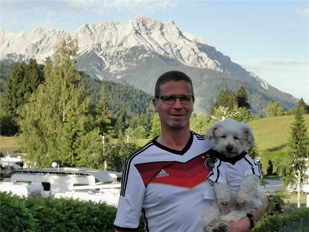 Niki und Jürgen auf dem Weg zum Deutschland-Spiel in den Tiroler Bergen. Sandra ...