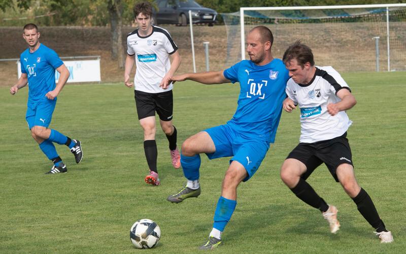 Niklas Geller behauptet im Halbfinalspiel gegen die SG Hagelloch/Unterjesingen den Ball. GB-Foto: Schmidt