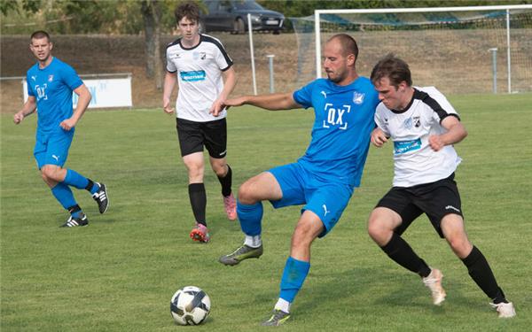 Niklas Geller behauptet im Halbfinalspiel gegen die SG Hagelloch/Unterjesingen den Ball. GB-Foto: Schmidt
