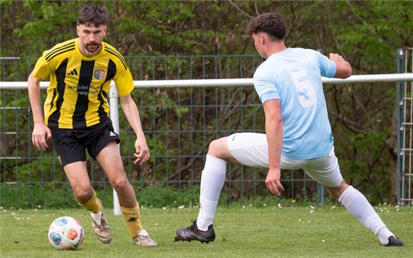 Niklas Reeg (links): Letzte Aktion führt nicht zum Kayher Siegtreffer. GB-Foto: Vecsey