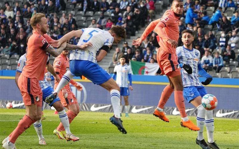 Niklas Stark (M) köpfte Hertha BSC gegen Hoffenheim in Führung. Foto: Soeren Stache/dpa-Zentralbild/dpa