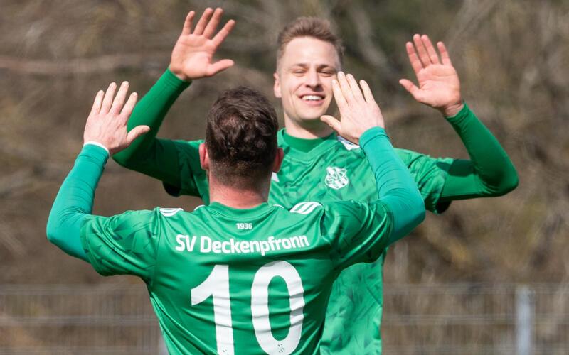 Niklas Wunsch (hinten) durfte sich zweimal als Torschütze feiern lassen. GB-Foto: Vecsey