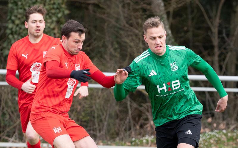 Niklas Wunsch (rechts) will mit dem SV Deckenpfronn wieder oben angreifen. GB-Foto: Vecsey