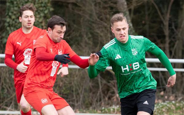 Niklas Wunsch (rechts) will mit dem SV Deckenpfronn wieder oben angreifen. GB-Foto: Vecsey