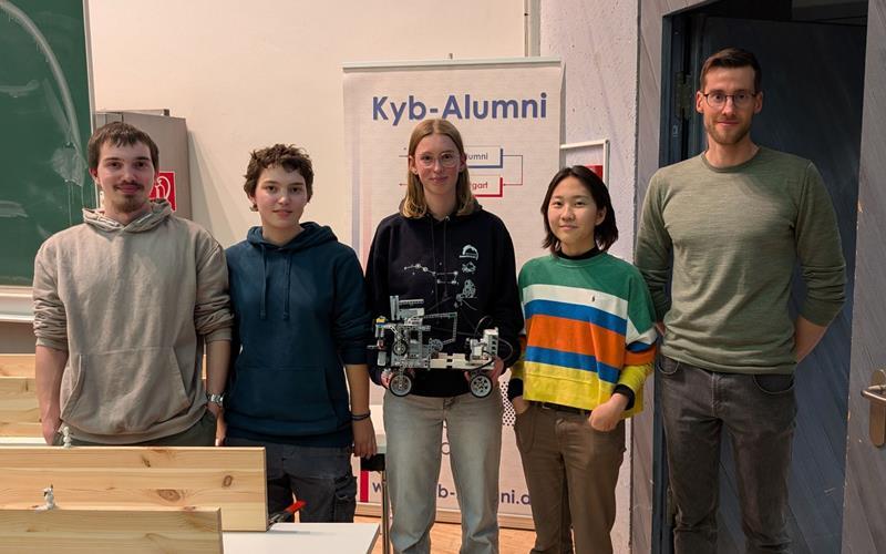 Nils Steiner, Ronja Steiner, Laura Seyboldt, Singer Liu (von links mit Tobias Schneeberg) waren das zweitbeste Schülerteam des diesjährigen Wettbewerbs. GB-Fotos: gb