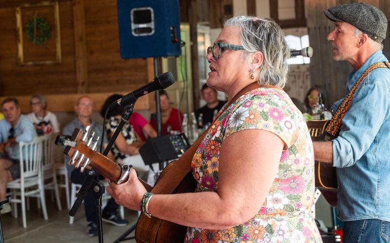 Nina Bullock and Gravel Road spielen im Lindenhof in Mötzingen. GB-Foto: Schmidt